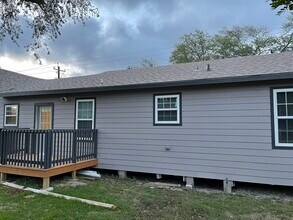 229 W George St in Sinton, TX - Foto de edificio - Building Photo