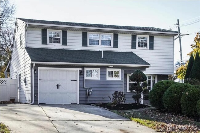 property at 2 Stratford Rd