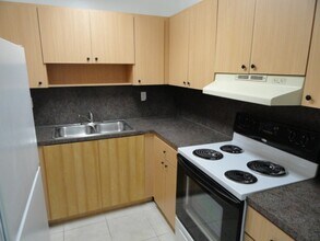 1825 W 56th St, Unit 304 in Hialeah, FL - Foto de edificio - Building Photo