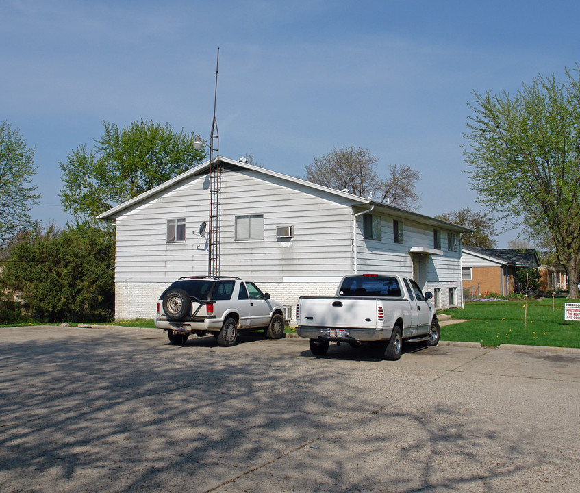 914 W Lake Ave in New Carlisle, OH - Building Photo