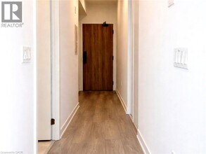 1 Fairview Rd E in Mississauga, ON - Building Photo - Building Photo