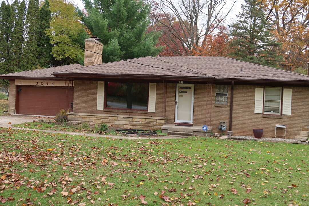 3044 Kalamazoo Ave SE in Grand Rapids, MI - Building Photo