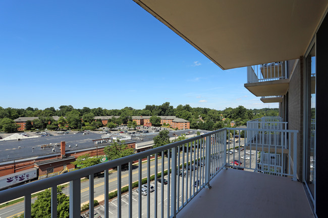 Westwood Tower Apartments in Bethesda, MD - Foto de edificio - Building Photo