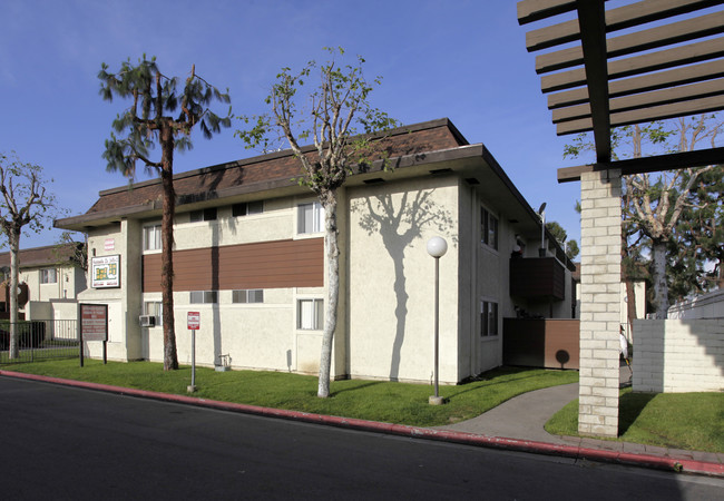 Hacienda La Jolla in Placentia, CA - Foto de edificio - Building Photo