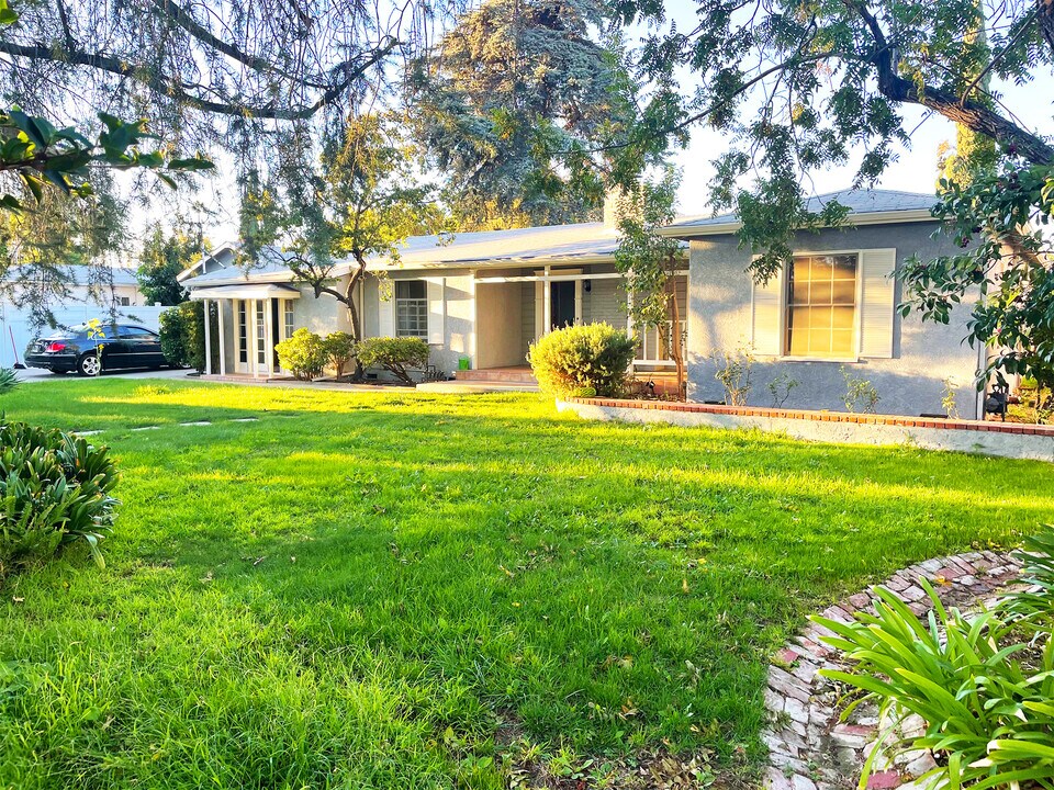 15341 Cohasset St in Van Nuys, CA - Foto de edificio