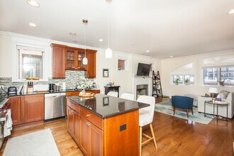 2708 N Lehmann Ct in Chicago, IL - Foto de edificio - Building Photo