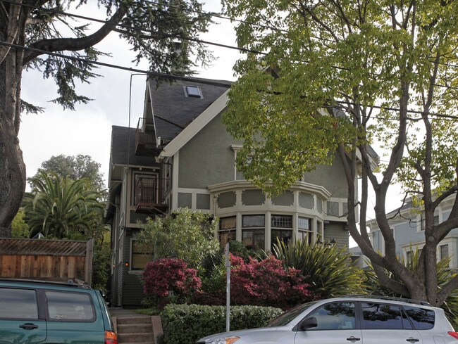 Room For Rent! in Oakland, CA - Building Photo - Building Photo