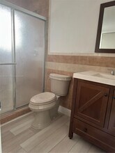 854 E 32nd St in Hialeah, FL - Foto de edificio - Building Photo