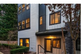 7825 NE 121st Ln in Kirkland, WA - Building Photo - Building Photo