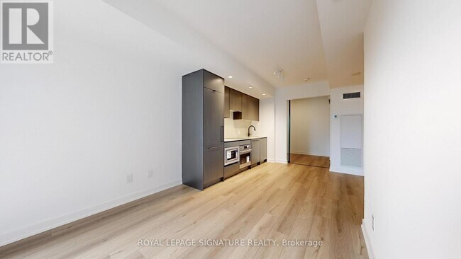 5 Lakeview Ave in Toronto, ON - Building Photo - Building Photo