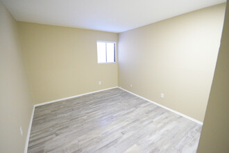 L & A Conquistador Apartments in Merriam, KS - Building Photo - Building Photo