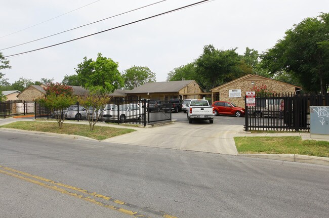 Midway Apartments in San Antonio, TX - Building Photo - Building Photo