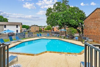 Oaks of Denton in Denton, TX - Building Photo - Building Photo