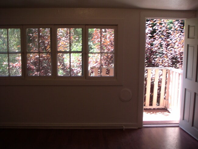 512 14th St, Unit Great upper Tree house 1 Bedroom in Sacramento, CA - Building Photo - Building Photo