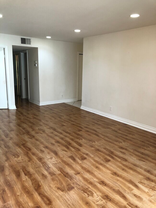 4726 Park Granada, Unit 216 in Calabasas, CA - Foto de edificio - Building Photo