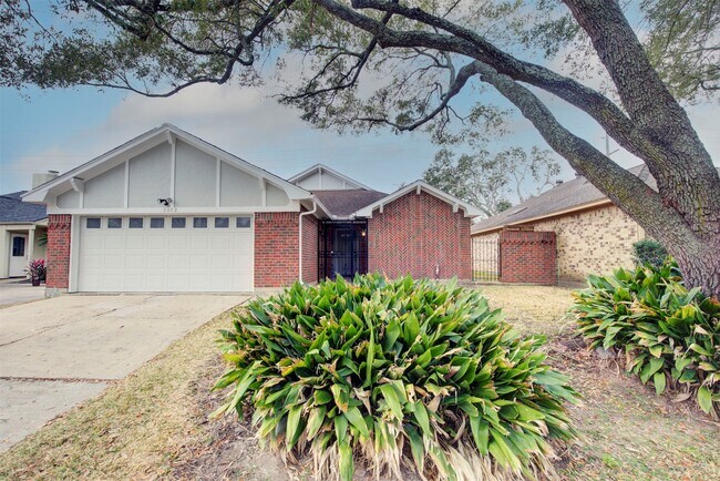 1402 Forest Home Dr