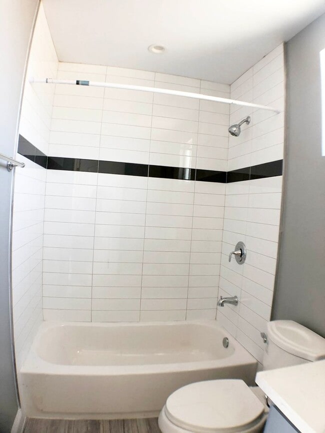 410 Sloat St in Los Angeles, CA - Building Photo - Building Photo