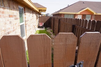 706 Thompson Rd, Unit 2 in Mission, TX - Foto de edificio - Building Photo