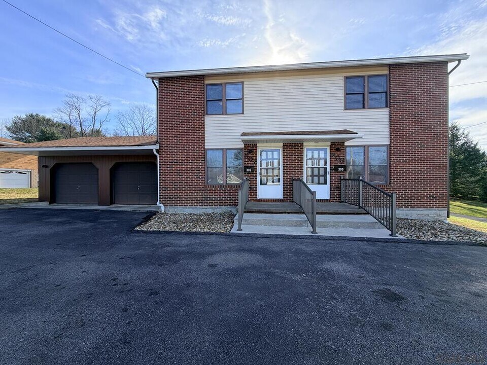 302 Walters Ave in Johnstown, PA - Building Photo