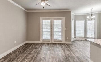 Meyer Forest in Houston, TX - Foto de edificio - Building Photo