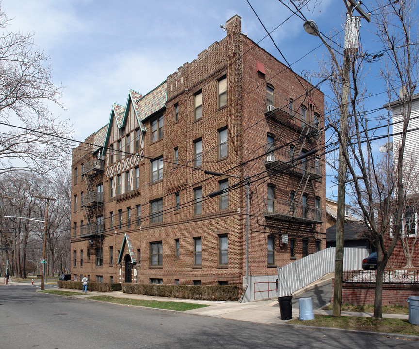 105 W 39th St in Bayonne, NJ - Building Photo