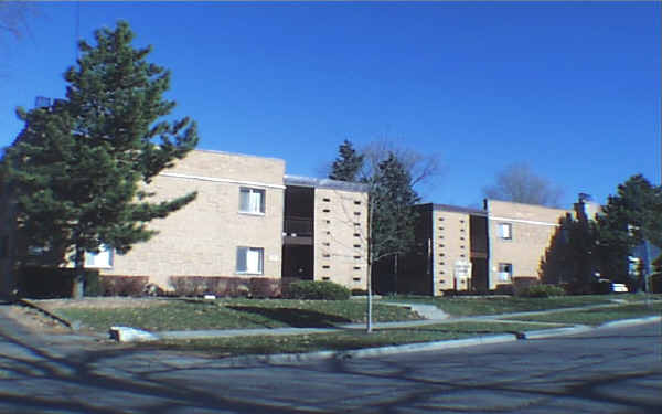 College Court Apartments in Wheaton, IL - Building Photo