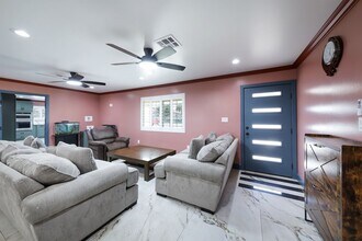 FOR RENT Fully Remodeled 4 Bed / 3 Bath Ho in Bakersfield, CA - Building Photo - Building Photo