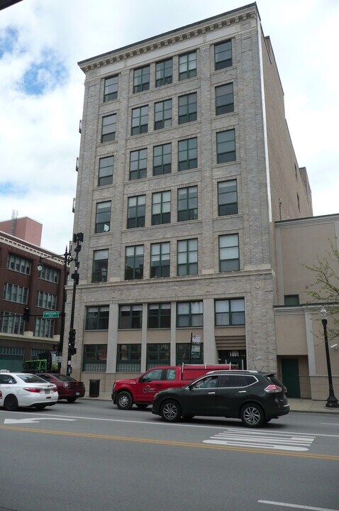 1801 S Michigan Ave in Chicago, IL - Building Photo