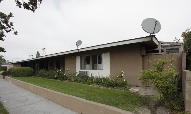 2501 W Ball Rd in Anaheim, CA - Building Photo - Building Photo