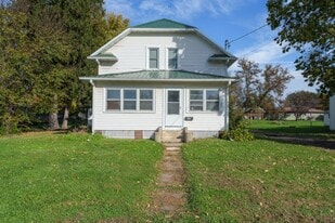 568 W Main St in Mondovi, WI - Building Photo