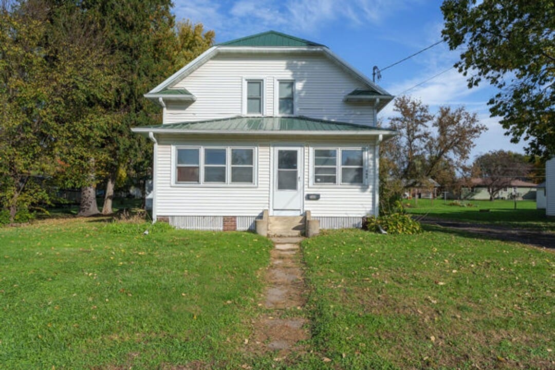 568 W Main St in Mondovi, WI - Building Photo