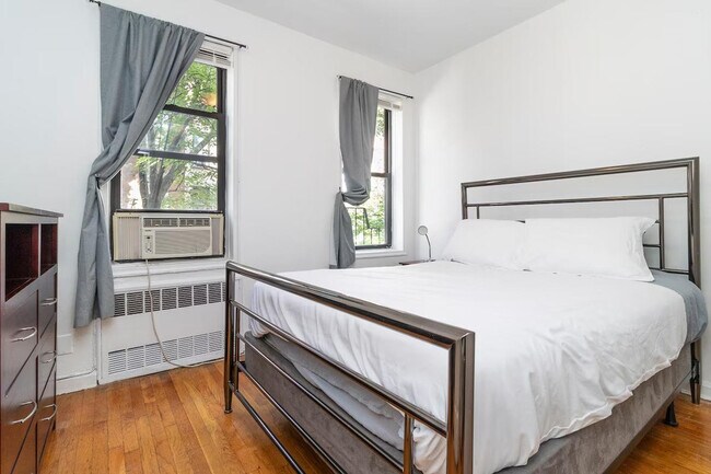 1569 1st Ave in New York, NY - Building Photo - Building Photo