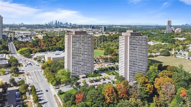 725 Don Mills Rd in Toronto, ON - Building Photo - Building Photo