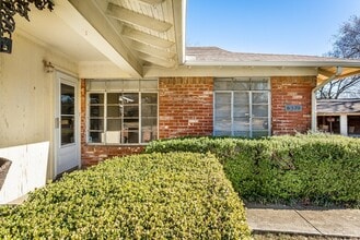 6520 St Moritz Ave in Dallas, TX - Foto de edificio - Building Photo