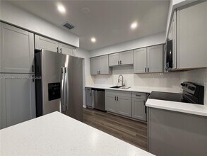 8042 SW 89th St in Miami, FL - Building Photo - Building Photo