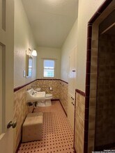 249 E Lullwood Ave in San Antonio, TX - Foto de edificio - Building Photo