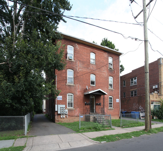 223 High St in New Britain, CT - Foto de edificio - Building Photo