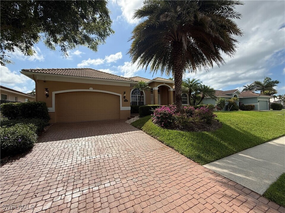 121 Bonita Ct in Marco Island, FL - Building Photo