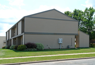 Plaza Village in Hudson, WI - Foto de edificio - Building Photo