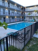 16215 NE 18th Ct in North Miami Beach, FL - Foto de edificio - Building Photo