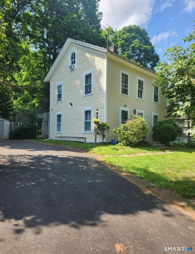 23 Dayton St in Newtown, CT - Building Photo - Building Photo