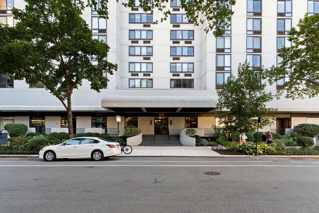 1221 N Dearborn St, Unit 1601 in Chicago, IL - Building Photo