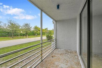 2850 Somerset Dr, Unit 105L in Lauderdale Lakes, FL - Building Photo - Building Photo