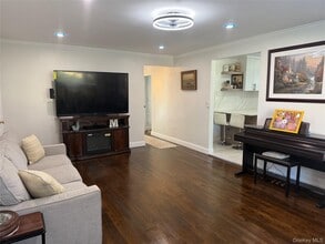 37 Carpenter Ave in Mt Kisco, NY - Building Photo - Building Photo