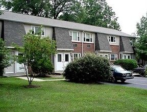 Winter Hill Apartments in Falls Church, VA - Building Photo - Building Photo