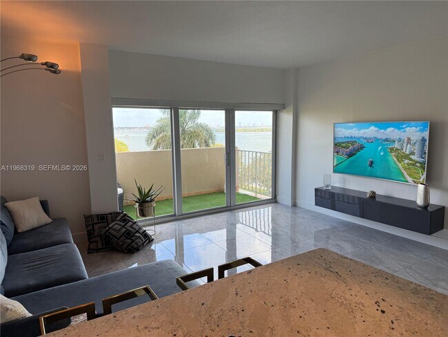 880 NE 69th St in Miami, FL - Foto de edificio - Building Photo