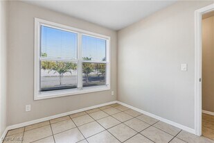 5453 16th Pl SW in Naples, FL - Building Photo