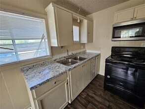 109 E Clay St in Bowie, TX - Building Photo - Building Photo