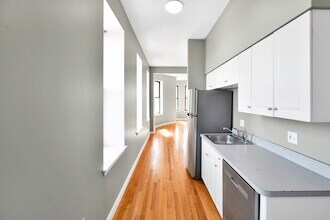 5 Forest St, Unit #401 in Medford, MA - Foto de edificio - Building Photo