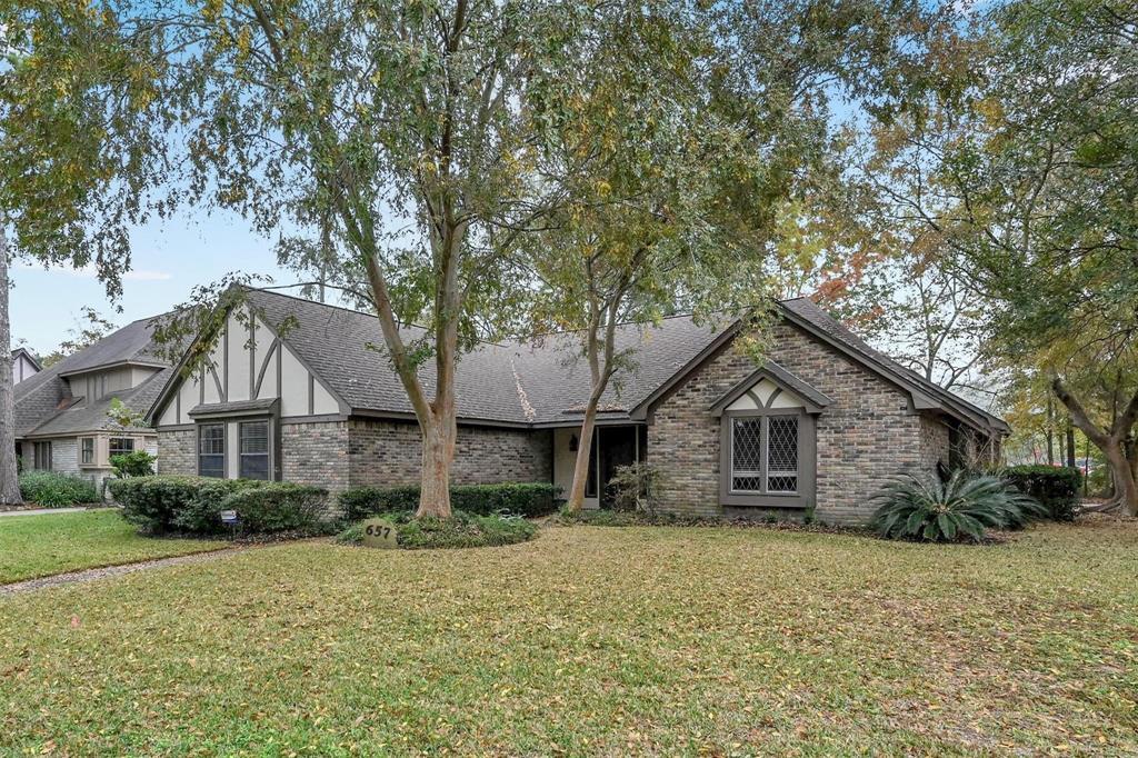 657 S Rivershire Dr in Conroe, TX - Building Photo